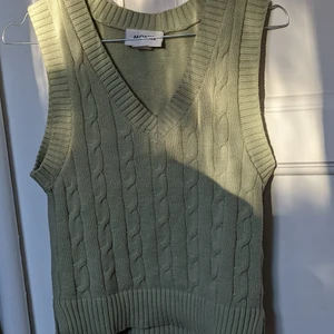Grön väst - Asgullig matcha grön väst från Monki. Bara använts 2 gånger, inga skador🫶 Storlek 160-176. Säljs pga inte min stil längre. Priset går att diskuteras.