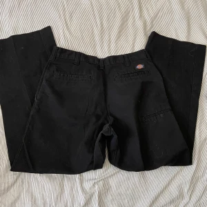 Dickies byxor  - Snygga Dickies byxor. Vet inte vilket modell nummer de är men lika 874 men utan texten på insidan. Normala i storleken. Kan inte skicka bild på då de är för små för mig. Tyvärr ett litet hål längst ner vid benet, kan skicka bild. 