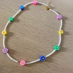 Halsband  - Ett fint somrigt halsband för 16kr