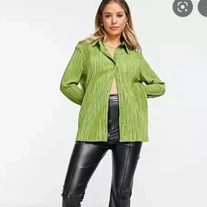 Grön plisserad skjorta  - Säljer den här skjortblusen, använd en gång! Kan hämtas i Telefonplan, annars står köparen står för frakt 🥰