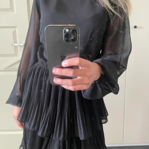 Svart klänning - Jättefin svart volangklänning från Ginatricot. Använd 2-3 gånger, i nyskick. Nypris: 599kr (pris kan diskuteras på alla plaggen)