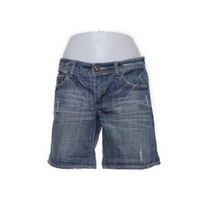 Snygga shorts från märket ”Jeans please” De 2 första bilderna är tagna från sellpy där jag köpte shortsen ifrån🤍 Midjemått= 80 cm 