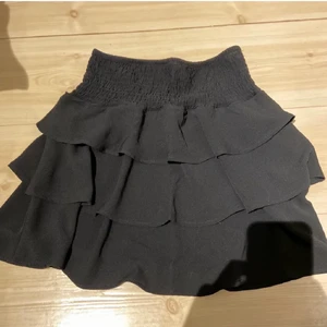 Volang kjol - Säljer den har volang kjolen från vero Moda för 150kr fösta bilden är lånad.Kjolen är svart och har tre volanger sitter över midjan och är i storlek S🖤🖤
