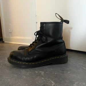 DR Martens 40 - Nu är det dags att sälja mina älskade dr martens! De är hur fina som helst men har ej användning för de så ofta. Storlek 40 och i väldigt bra skick.