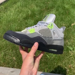 Sökes Jordan 4 neon - Sökes Jordan 4 neon Storlek 41  Skriv hur mycke ni vill ha för dom
