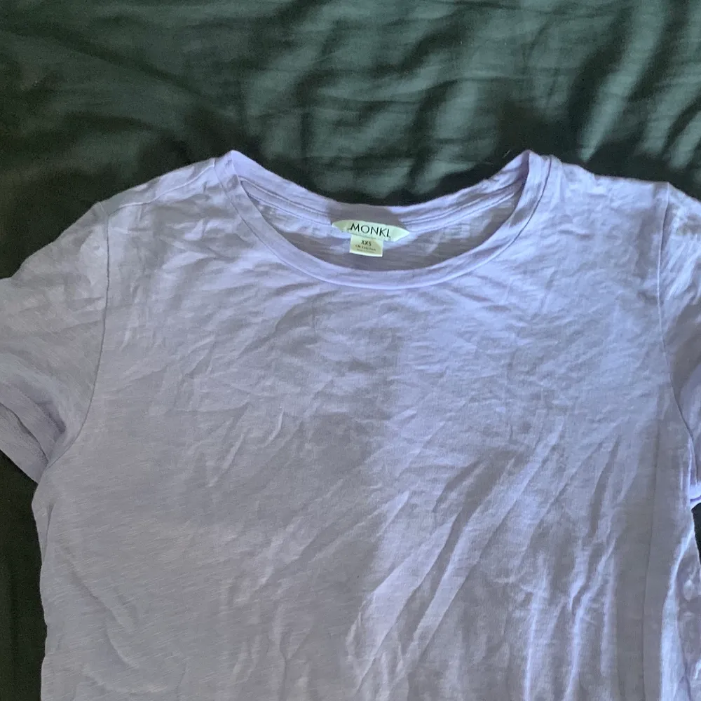 Lila monkitröja i storlek XXS, men sitter bra på mig med storlek S/XS i tröjor. Knappt använd, så gott som ny. 70kr. T-shirts.