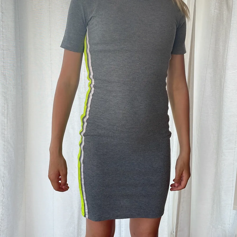En fin grå klänning som sitter som en smäck i storlek XS….. Den är använd kanske typ 4 gånger!. Klänningar.