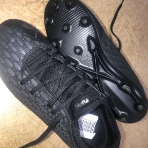 Fotbollsskor  - Fotbollsskor av Puma stl 38 Mycket väl skick enbart andvänd fåtal gång. Nypris 900 säljes för 200kr