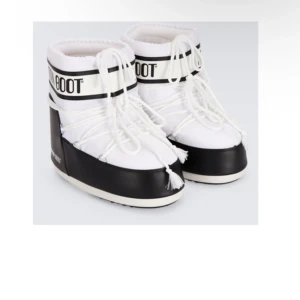 Moonboots - Säljer mina moonboots då det är förstora och jag hann ej lämna tillbaka dem. De är helt nya och använda endast 4 gånger. Kontakta mig vid intresse så skickar jag bild på de🫶🏼