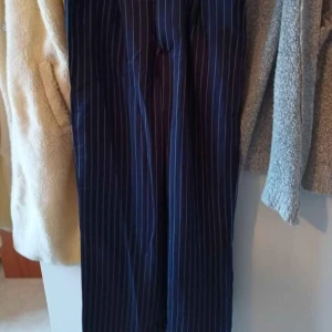 Byxa - Helt nya byxor msrinblå med vita ränder