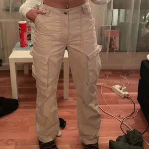 Beige cargo pants - Köpt från bershka strl 36, dom är ganska stora i storleken dock. Bra skick men gylfen kan snea ur ibland men går att fixa enkelt. 