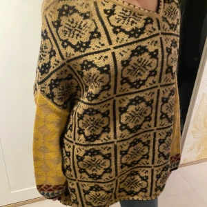 Stickad tröja från zara - Jätte cool stickat tröja från zara som bara inte kommer till användning längre men är supersnygg. Den är i strl S men är oversized 