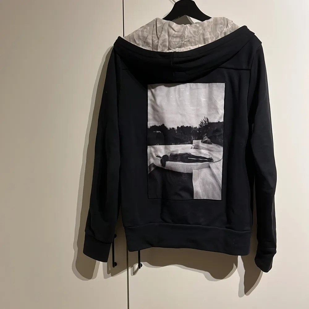 Tre år gammal hoodie som säljs pågrund av att den inte används . Tröjor & Koftor.