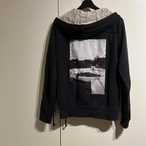 Limitato hoodie  - Tre år gammal hoodie som säljs pågrund av att den inte används 