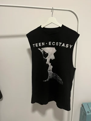 Playboi Carti Ken Carson Tee Sleeveless - slatt riktigt fet legit inte använd sitter som tts M dunder passform sanningen.  this is soooo opium 