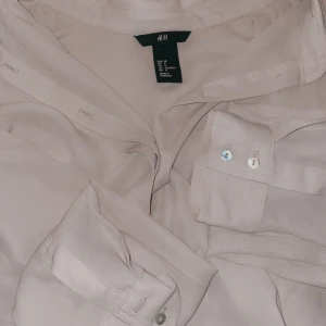 Beige skjorta - Beige skjorta. Storlek M