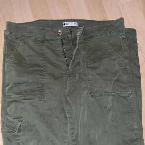 Gina byxor  - Gina byxor, militärgröna. St 40, skulle också säga en M mer.