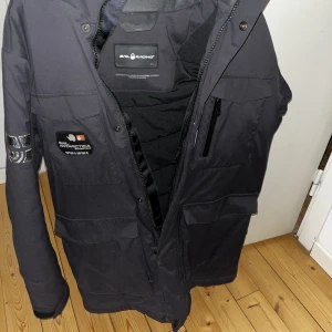 Sail racing jacka - Hej säljer min gamla sail racing då jag inte har användning för den längre. Den är 10/10 skick har använts under en vintersäsong. Storlek 170 men passar mig som har S. Pris och frakt kan diskuteras vid snabb affär.  MVH😁