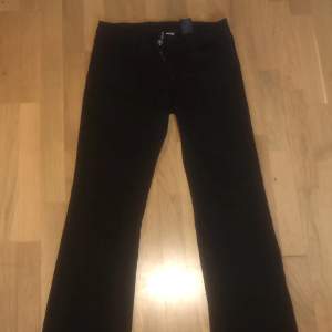 Svarta lågmidjade bootcut jeans ifrån hm.  Är i bra skick. Använd inte köp nu. Köparen står för frakten.💕