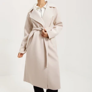 Kappa  - Beige kappa från Nelly. Storlek 32 men passar även 34/36 då den är oversized 