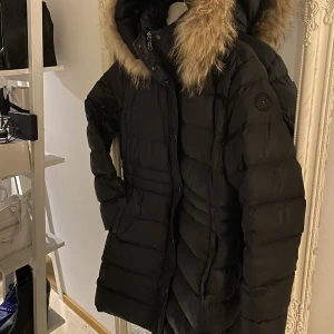 Jacka  - Jacka i strl M från Tommy hilfiger köpt från johnells (kvitto finns), köpt med fake päls men bytt ut den till äkta päls. fint skick