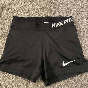Nike PRO  - Nike pro shorts i strl S! Super fina! Säljer för 90kr plus frakt 🤗