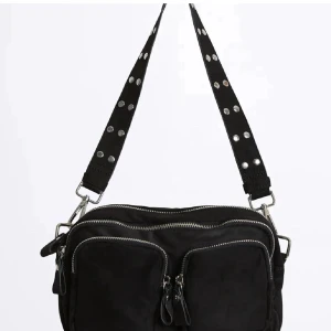 Väska från Gina  - Den är inte använd särskilt mycket och  finns inga anmärkningar💘följer med ett långt Axel band. PRIS KAN DISKUTERAS VID SNABB AFFÄR 