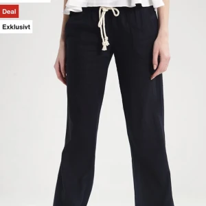 Roxy linnebyxor  - Säljer denna svarta linnebyxorna då dom inte kommer till tillräckligt med andvändning! Andvända väldigt få gånger och i väldigt bra skick!