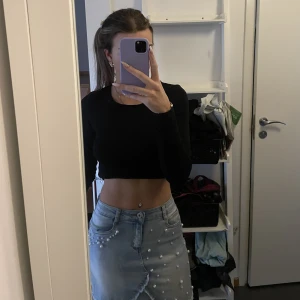 Jeans kjol - Säljer denna super söta jeans kjolen med pärlor på då den inte kommer till sin användning längre. Det är super skön och sitter jätte fint på. Den är endast använd ett fåtal gånger. (köparen står för frakten).