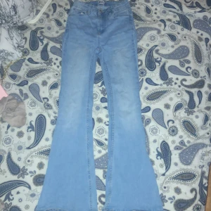 Flared jeans - Säljer mina snake flared byxor som är från laget 157. Byxorna är High waisted och har ett pytte litet hål ser på den sista bilden. Köpte dessa för 300kr och säljer de för att de är för korta för mig och jag är 1,70m.