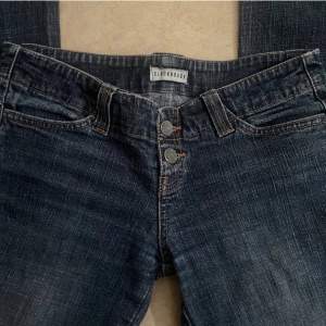 lågmidjade flare jeans med fina detaljer på sidan. 