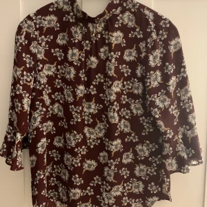 Polotröja blus - Snygg blus med polo.  Från Gina tricot strl 36 Hel och fräsch.  Kan skickas om köparen står för frakten. 