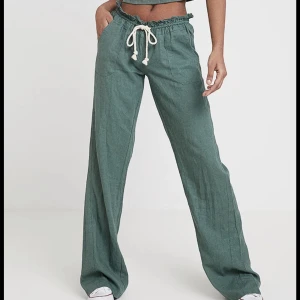 Roxy gröna linnebyxor! - Säljer mina superfina och trendiga byxor som är slutsålda!! Dem är knappt använda så nästan som nya!💞💞Jag är en 1.70 och dem sitter bra på mig där jag kan justera banden! Passar olika storlekar som S också! Pris kan såklart diskuteras!