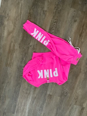 Victoria secret - säljer helt nytt set från Victoria secret. Alla lappar kvar,aldrig använt.