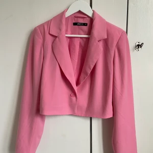 Croppad kavaj - Rosa croppad kavaj från Ginatricot. Köptes för några år sedan, men är i nyskick. Inte använd mer än 1-2 gånger. Köpte står för frakten. ☺️