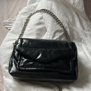 Väska mango  - Snygg väska från mango med många fickor så man får plats med mycket! Rymlig! Bra skick💗