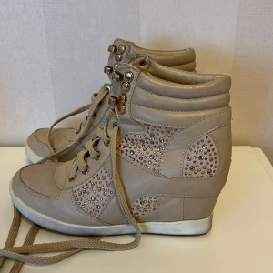 Kilklackar - Isabel marant liknande kilklackar i beige! Super söta och trendiga. Som i nyskick. 