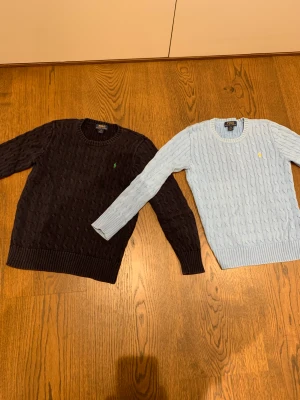 Kabelstickad Ralph Lauren tröjor - Två stycken fina kabelstickad långärmade tröjor från Ralph Lauren. Båda i väldigt bra skick! Köpare står för frakt 