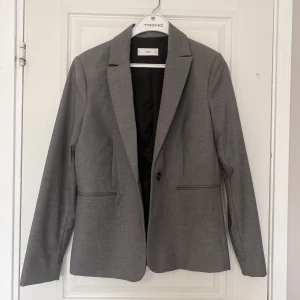 Grå kavaj/blazer - Använd fåtal gånger och behöver ett nytt hem. Superfin ljusgrå färg i storlek S. Delad frakt 🤍☁️