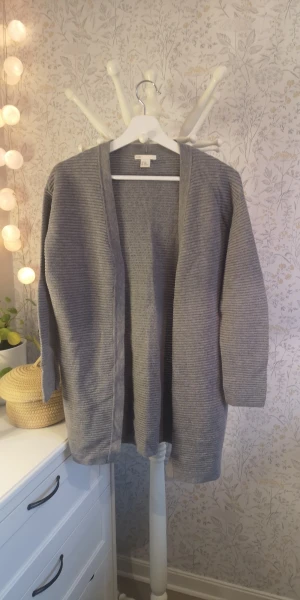 Kofta  - Grå kofta från H&M. Storlek S. 