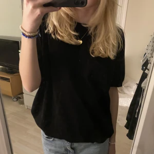 Stickad t-shirt - Stickad t-shirt köpt på secondhand så vet därav inge märke. Men det finns inte tydliga defekter och jag har tyvärr ingen andväning för den🫶🏼💗skulle säga att den är storlek m-l