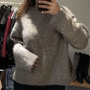 stickad tröja  - stickad brun grå tröja i ullblandning, aldrig använd ❤️pris kan diskuteras 