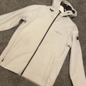 Sail racing jacka  - Säljer denna fina sail racing jacka, andvänd några få gånger. Storlek M o säljes ifrån 450kr