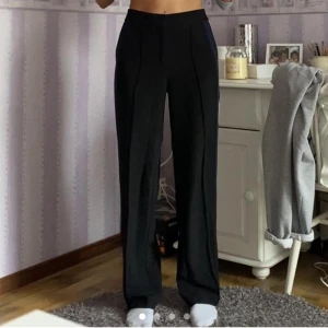 Svarta kostymbyxor  - Svarta kostymbyxor med blå rand på sidan. Från Monki. Lite för stora för min smak så knappt använda. Bilder från min Depop : glitterte