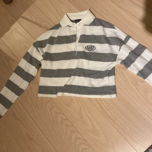 Sweatshirt med krage  - Köpt från Gina trickot🛍 St: xxs. Bara använt en gång. Den är i fint skick. Köpare betalar för frakt🌟