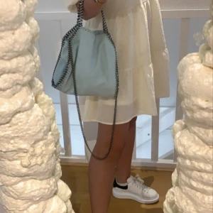 Väska  - Säljer nu min så fina stella väska, den är i väldigt bra skick💓köpte den för 9200 kr om ni har nån fråga är de bara att kontakta mig💓
