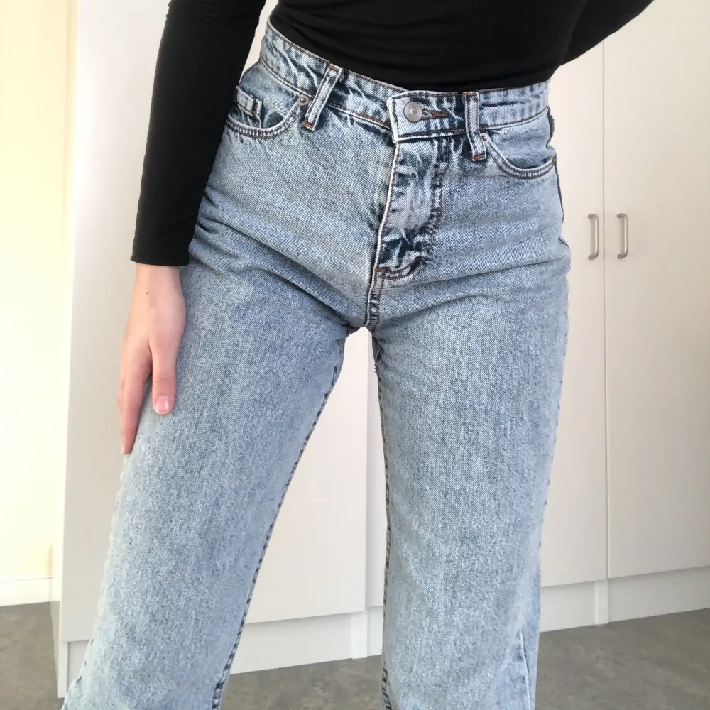 Superfina petite jeans. De är mer blå i verkligheten och inte grå. Sitter superfint där bak och tajt vid midjan. Är i bra skick. Petite så runt 155-158 cm lång. Skriv vid frågor ❤️. Jeans & Byxor.