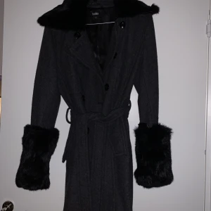 Pälskappa  - Bara använt ett fåtal gånger. Pälsen går att ta av och på