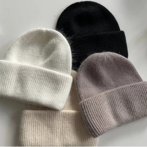 Alvii mössa - Säljer min alvii mössa i 100% Kashmire, använd typ 5 gånger så jätte fint skick. Färgen är sandvit. Klicka inte på köp direkt. Eftersom alvii har stängt ner så går denna alltså inte att få tag i längre ! Båda bilderna är lånade 