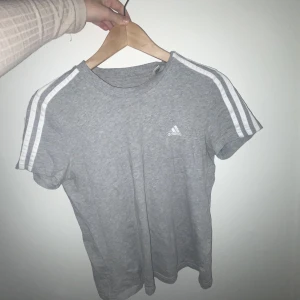 Jätte fin grå adidas tröja 👌 - Jätte snygg tröja som e använd 1 gång pris går att diskuteras! Säljer pga den int kommer t användning 💕
